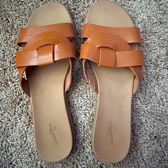 Universal Thread Shoes - Tan Sandals size 9 Universal Threads